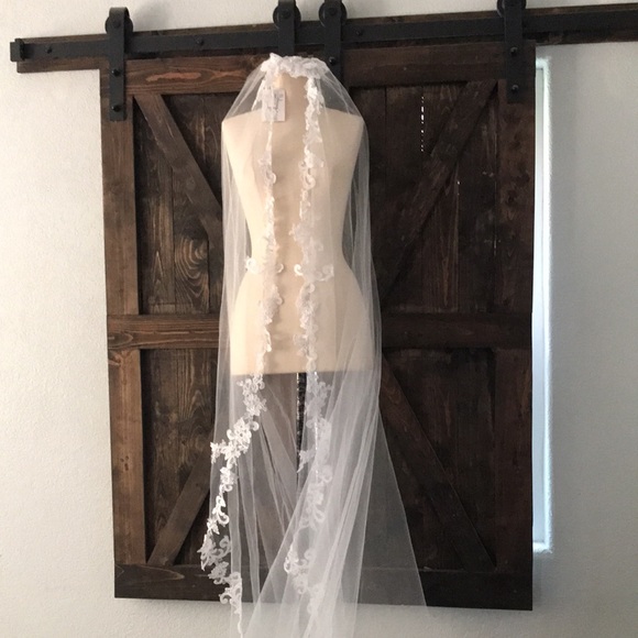 Davids Bridal One Tier Lace Applique Comb Veil - Picture 7 of 14